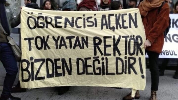 Boğaziçi Üniversitesi öğrencileri yemekhane zamlarına karşı rektörlüğe yürüdü