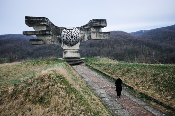 1. Düzinelerce acayip, fütüristik anıt, eski Yugoslavya’nın, artık var olmayan bir ülkenin hayaletvari yankıları, farklı manzaralarından fırlayıp çıkıyor.