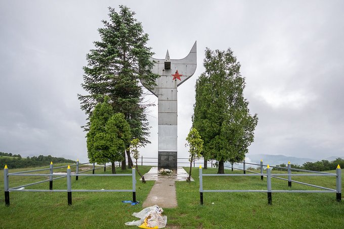 10. Smetovi dağında bulunan anıt, 1968’de inşa edildi. Nazi karşıtı bir direniş hareketi olan Zenica Partisan Dekolmanı'nın düşmüş savaşçılarına adanmıştır.