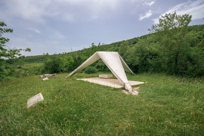 11. Sinj'deki bu spomenik(Yugoslav anıt), Mihver işgaline isyan sürecinde Ustaše kuvvetleri tarafından bu noktada idam edilen 1. Split Partizan Müfrezesinin idam edilen 24 savaşçısını anısına dikildi.