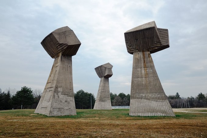 12. Üç Yumruk Anıtı, Bubanj Hatıra Parkı, Niš, Sırbistan. 10.000'den fazla Sırp vatandaşının infaz yeri Bubanj Park'ta bulunuyor. Dünyanın altından yükselen üç sıkışık yumruk, düşmanı savunan erkekleri, kadınları ve çocukları temsil ediyor.