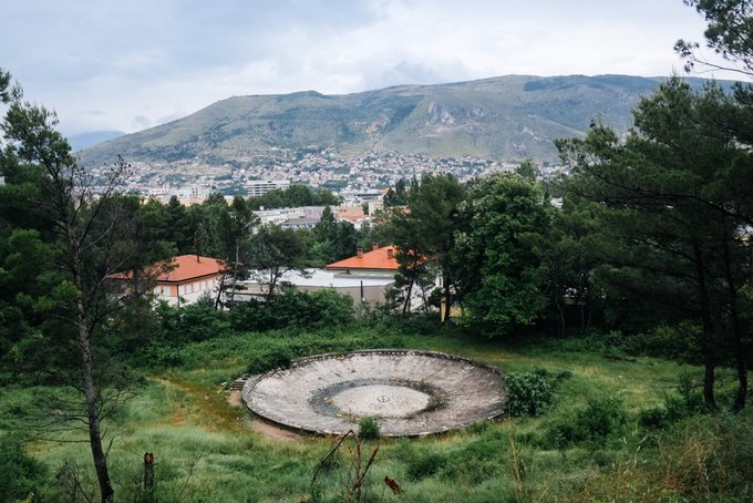 14. Partizan Hatıra Mezarlığı, Mostar, Bosna Hersek. 1965 yılında İkinci Dünya Savaşında ölen Yugoslav Partizanları onurlandırmak için yapıldı.