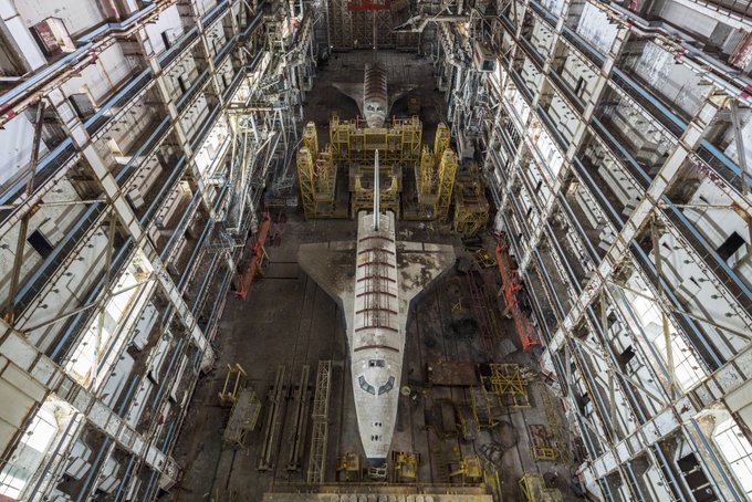 17. Sovyet dönemi Buran mekiği Kazakistan’daki terkedilmiş Baikonur Kozmodrom’unda bir hangarın içinde yatıyor. Neredeyse 30 yıldır tozlanıyor.