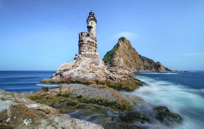 18. Rusya Sakhalin Adası’nın güney tarafında bir taşın üstündeki terkedilmiş Japan deniz feneri.