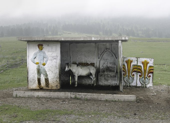 4. Altay dağları yakınlarında terk edilmiş otobüs durağı, Kazakistan.