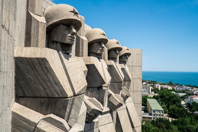 2. Bulgaristan-Sovyet Dostluk anıtının bloklu, kübist tarzı aynı çağda inşa edilmiş diğer Bulgar anıtlarla paylaşılan, kesinlikle farklıdır. 10.000 tondan fazla beton ve 1.000 ton armatür telinden yapılmıştır.