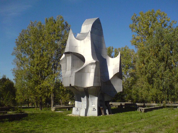 9. Bu anıt, Bosna’daki Sanski Most’un özgürlüğünü temsil ediyor.